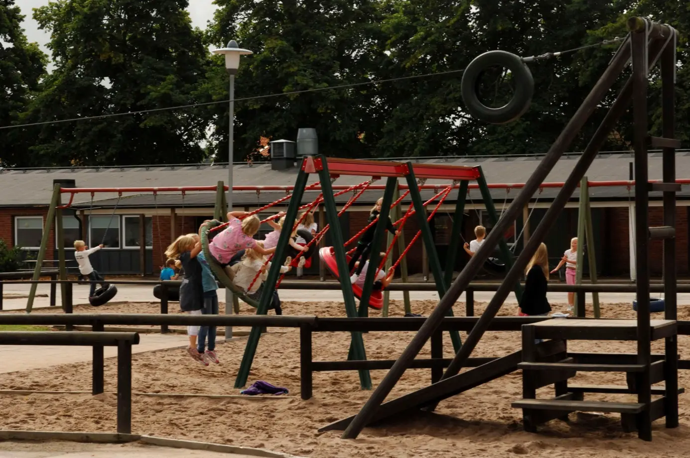 barn som gungar utanför Månesköldskolan