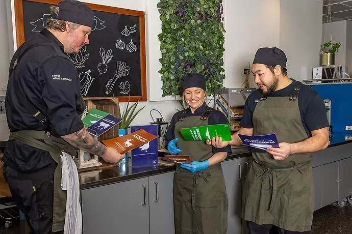 Kökspersonal diskuterar 