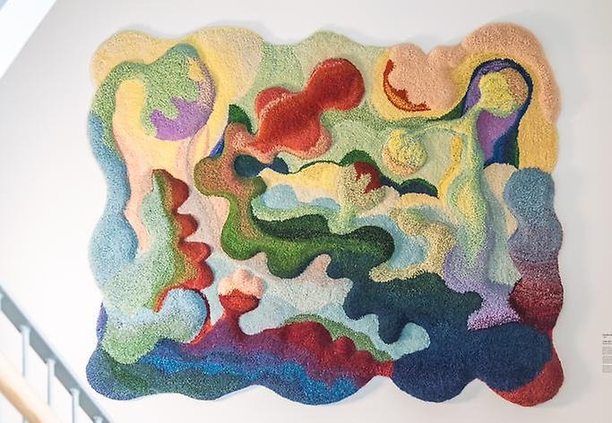 Konstverk på vägg i en trapphall