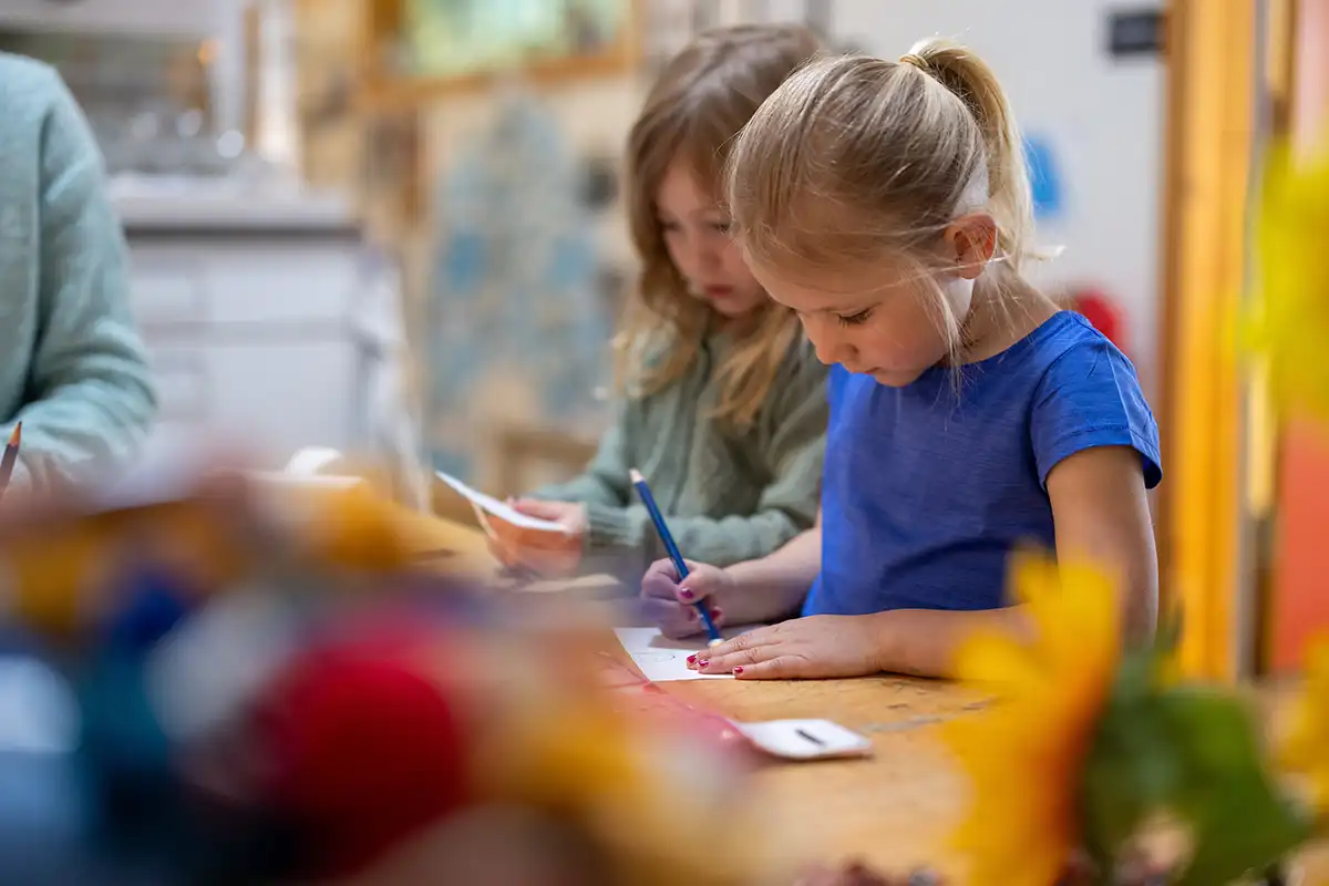 Barn som sitter och ritar