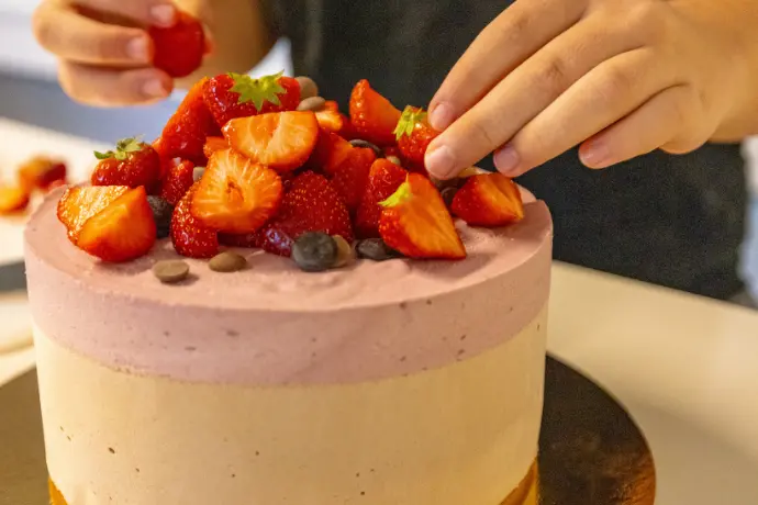 Elev på AGY som dekorerar en tårta