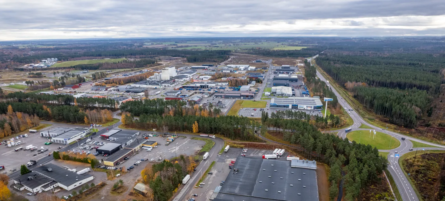 En flygbild över ett stort industriområde.