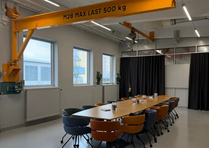 Arbetande man i industrimiljö