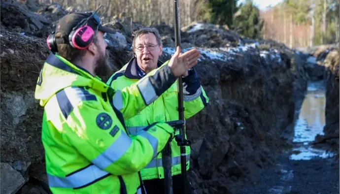 Bilden visar två medarbetare inom vatten och avlopp som diskuterar arbetsprocesser.